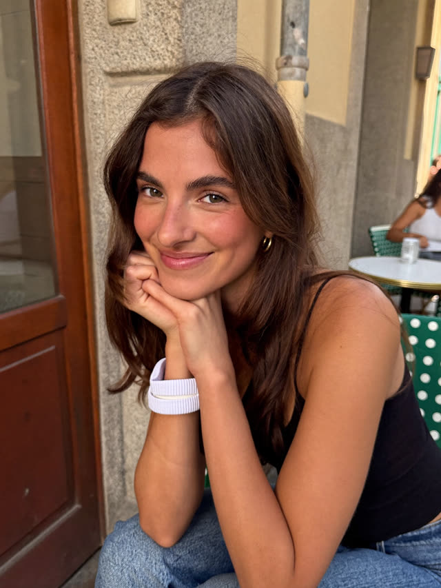 Chica natural en una cafetería