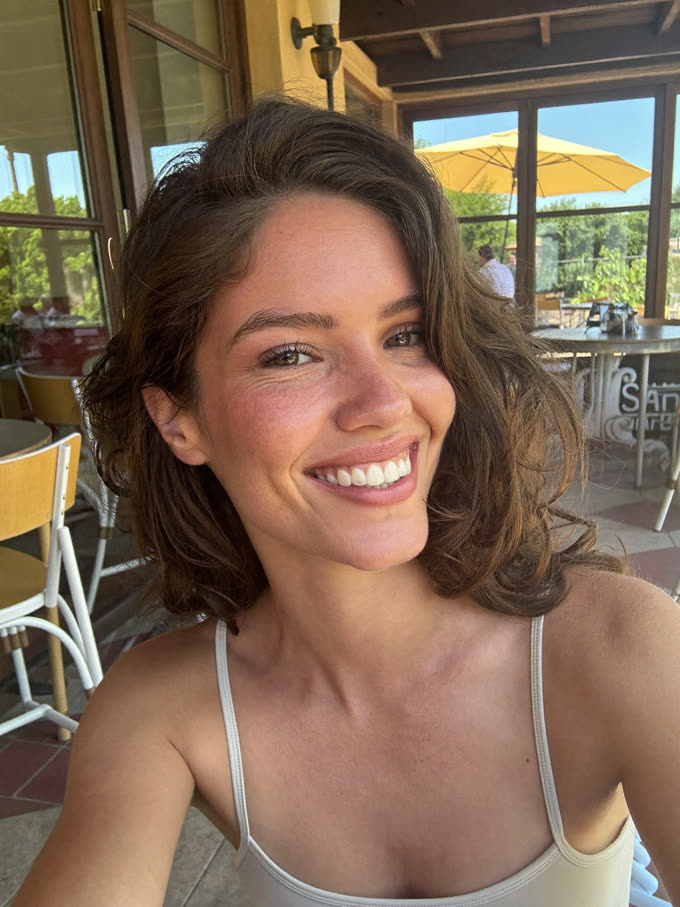 Chica sonriendo en una terraza de café